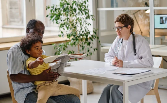 doctor-talking-to-patient-at-office-2023-11-27-04-52-13-utc Suporte a Projetos de Responsabilidade Social