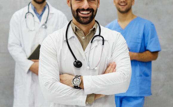 doctor hospital team medical nurse health medicine teamwork professional healthcare clinic group uniform happy smiling meeting stethoscope Gestão de Equipes Médicas